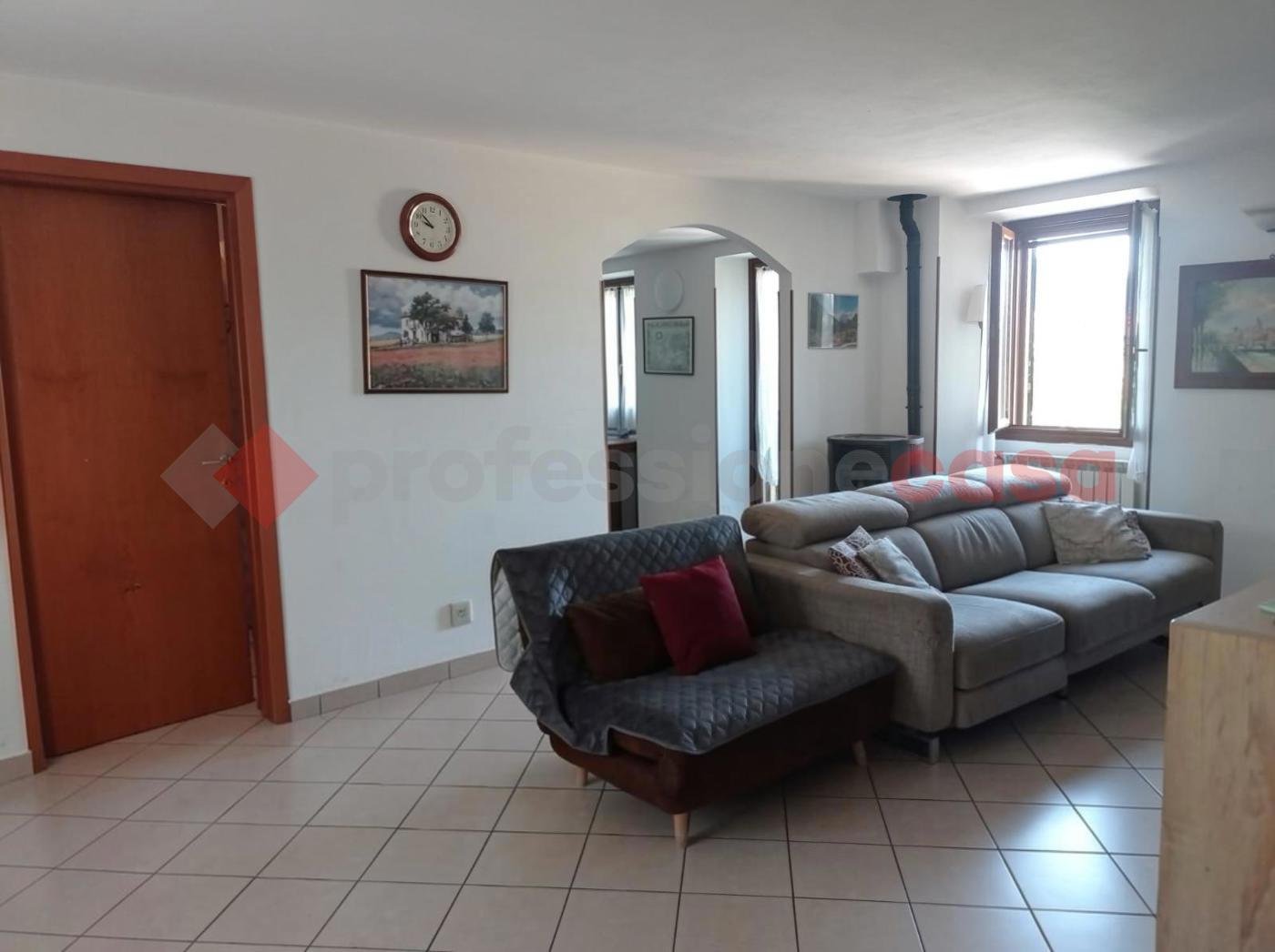 Casa indipendente con box doppio a Cambiasca