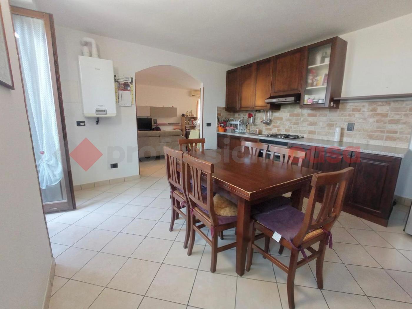 Casa indipendente con box doppio a Cambiasca