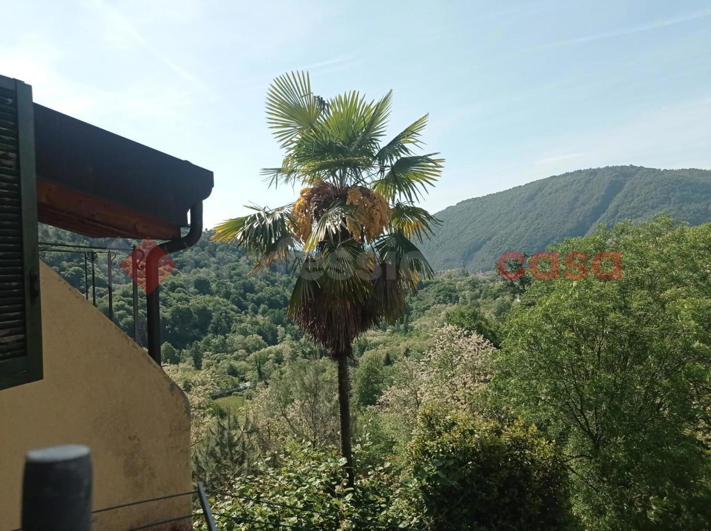 Casa indipendente con box doppio a Cambiasca