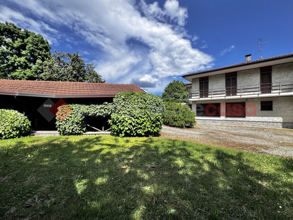 Villa con giardino a Dormelletto