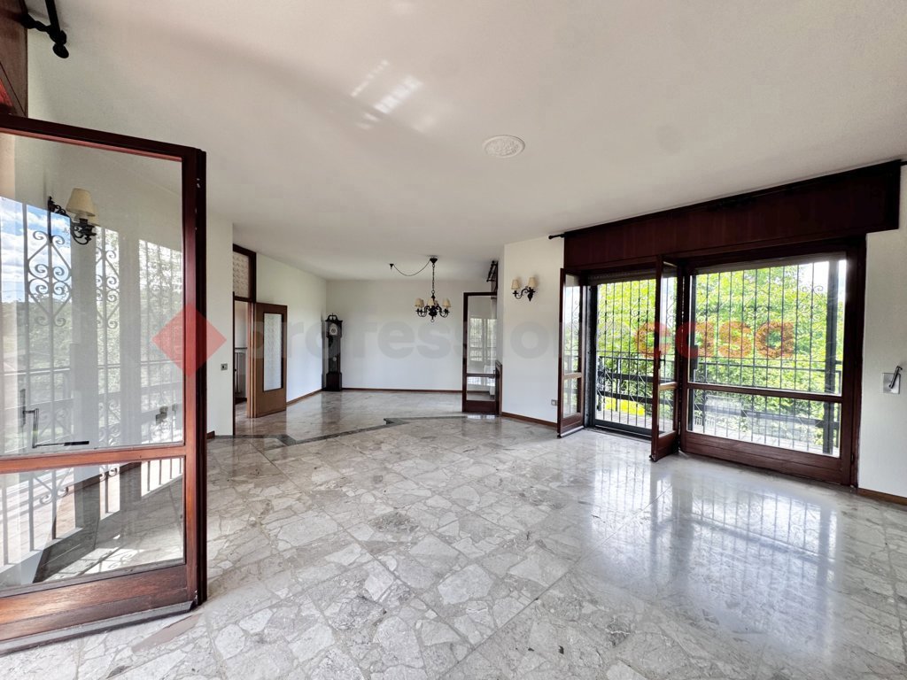 Villa con giardino a Dormelletto