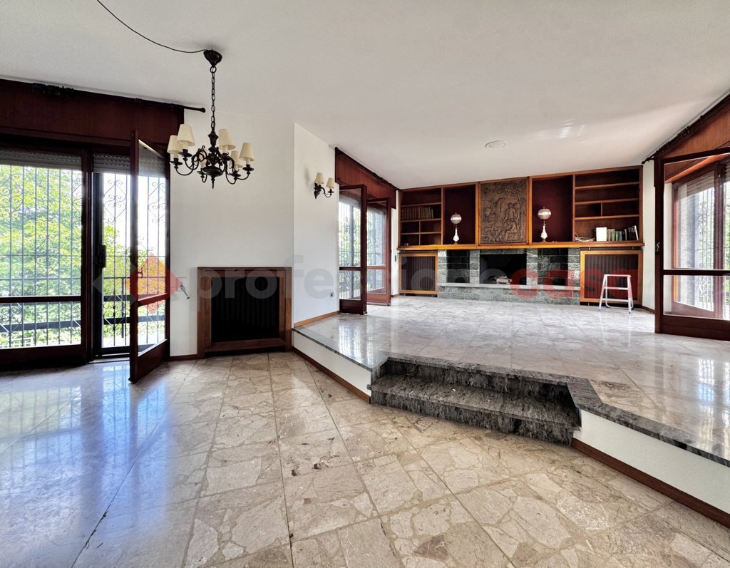 Villa con giardino a Dormelletto