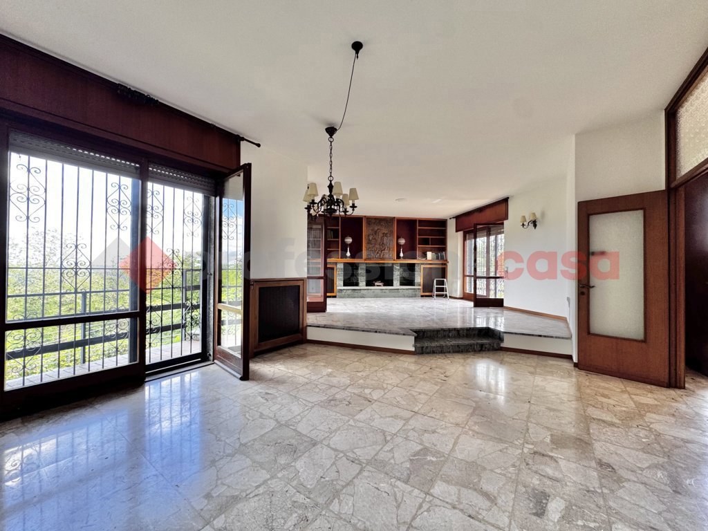 Villa con giardino a Dormelletto