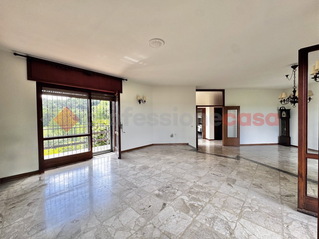 Villa con giardino a Dormelletto