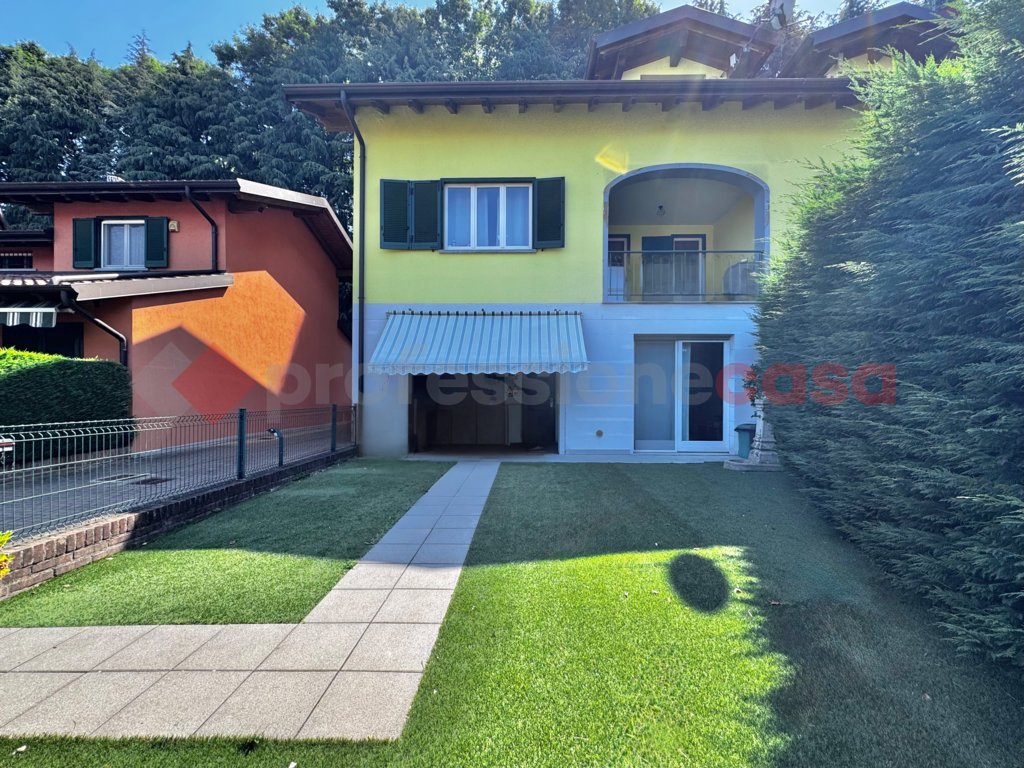 Villa Bifamiliare con giardino a Castelletto Sopra Ticino