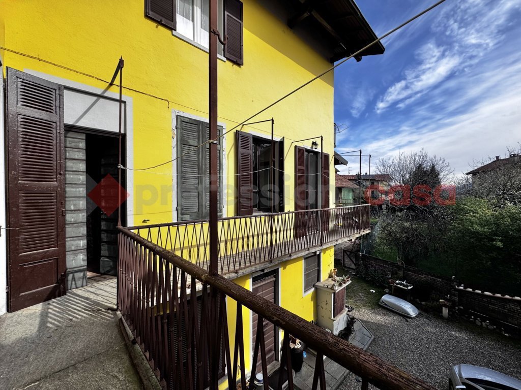 Casa indipendente con giardino a Paruzzaro