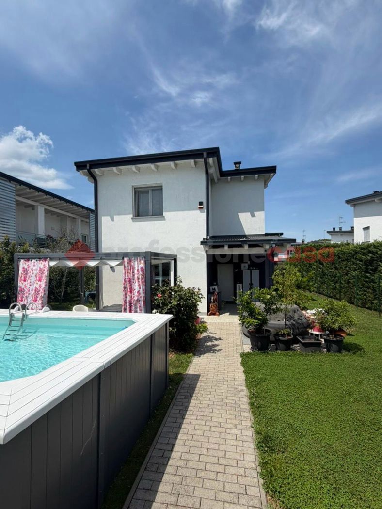 Villa con giardino a Arona