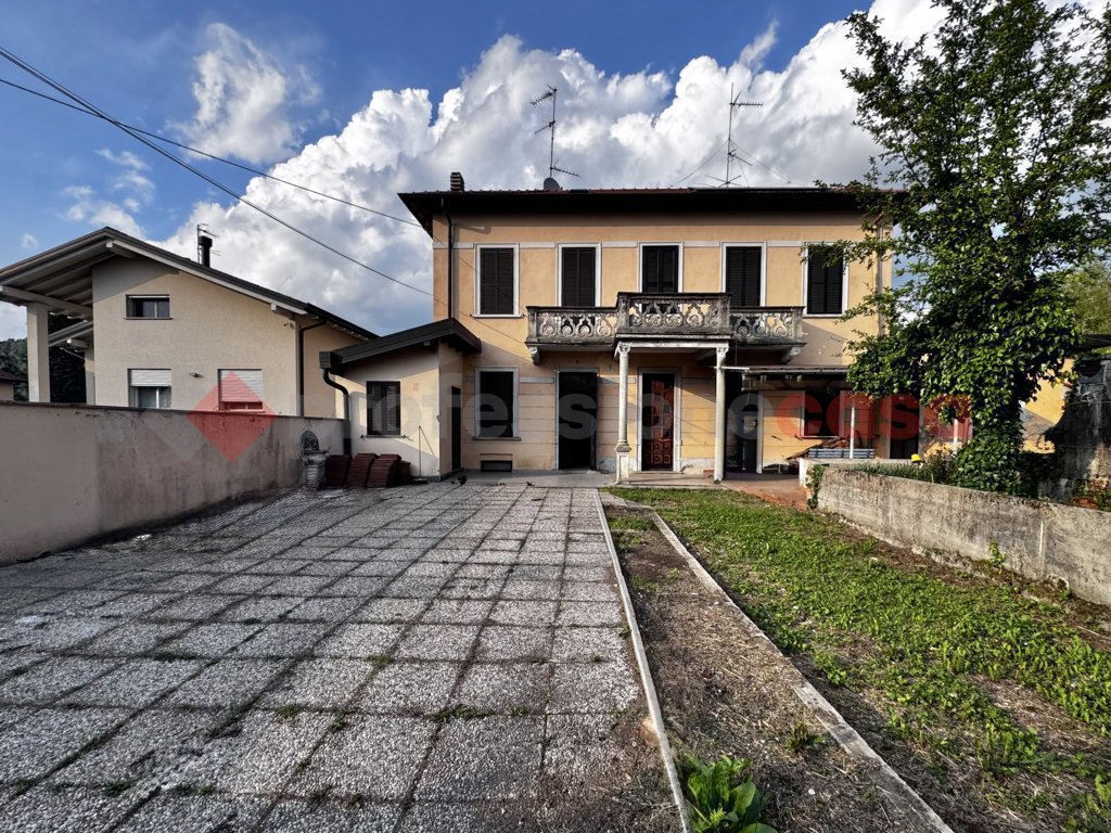 Villa Bifamiliare con giardino a Sesto Calende