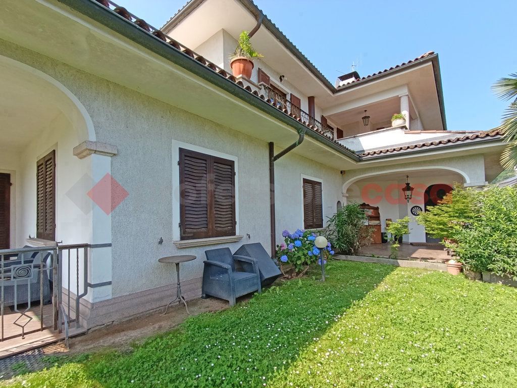 Villa con giardino a Stresa