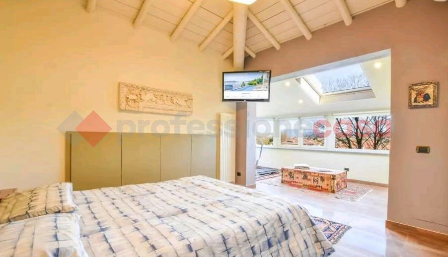 Villa con giardino a Dormelletto