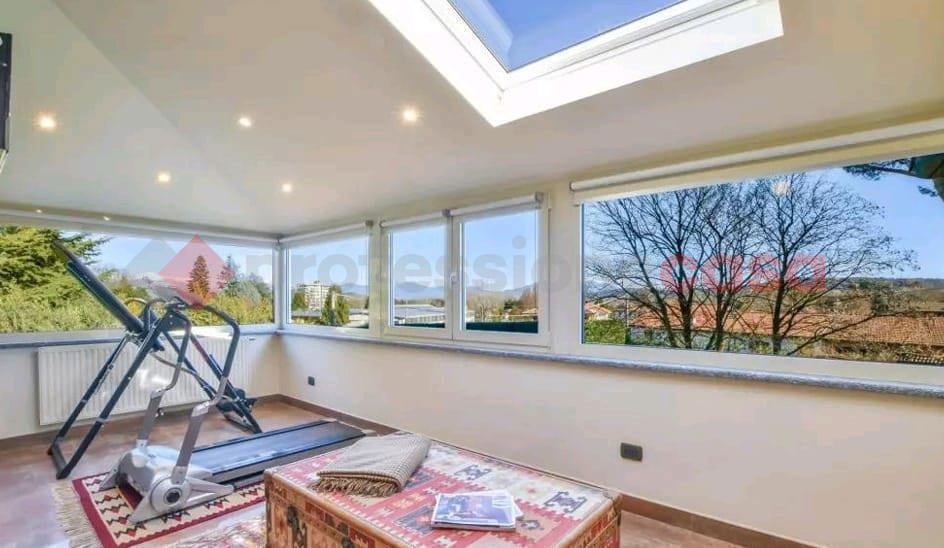 Villa con giardino a Dormelletto
