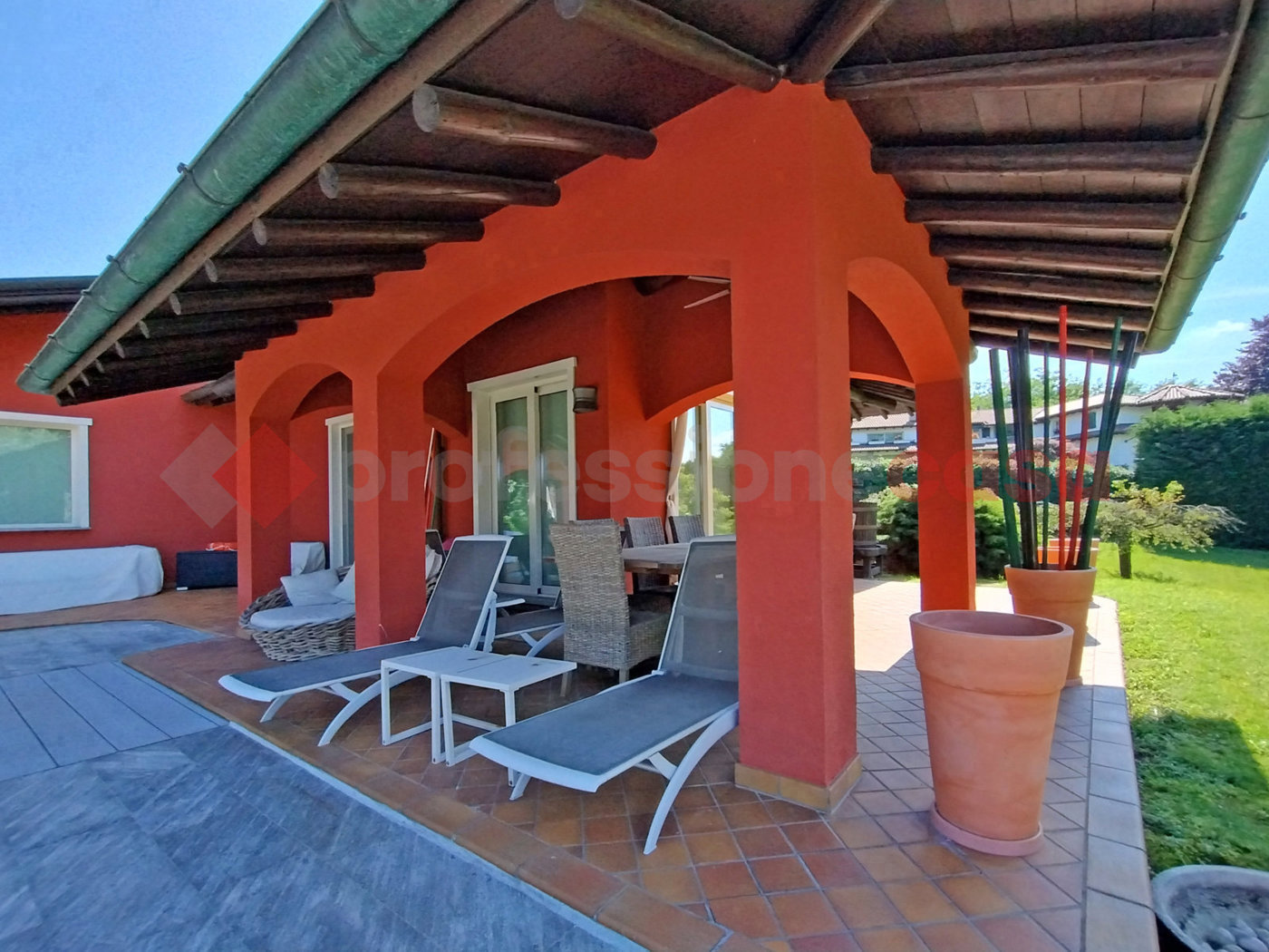 Villa con giardino a Dormelletto