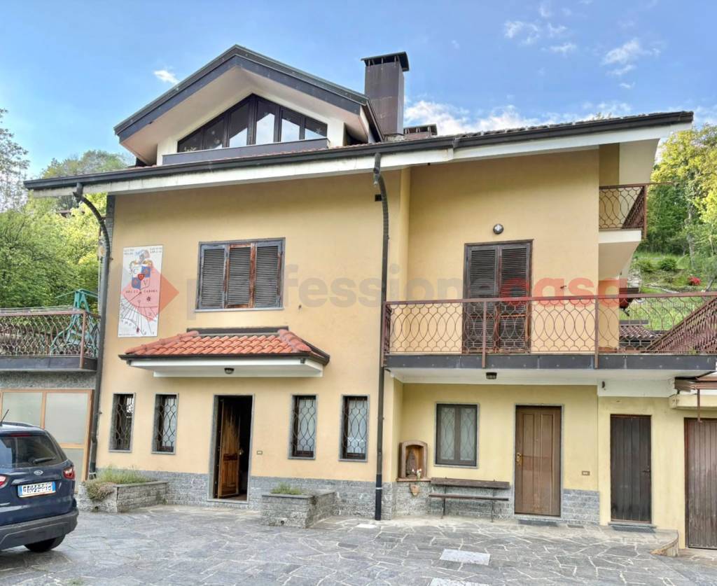Villa Bifamiliare con giardino a Varallo