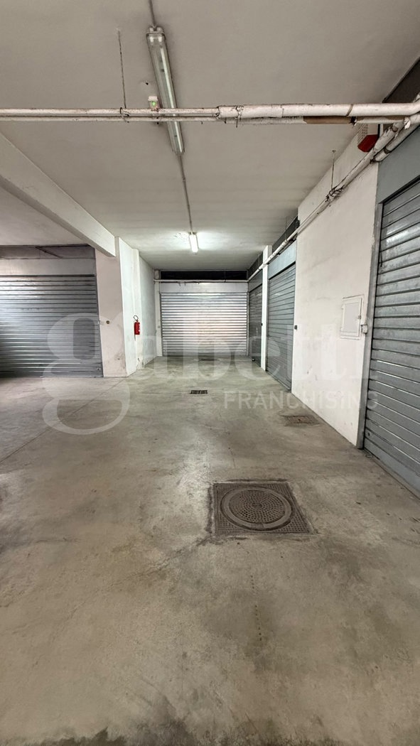 Box/Garage 40mq in vendita a Roma