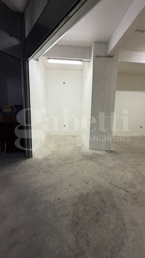 Box/Garage 40mq in vendita a Roma
