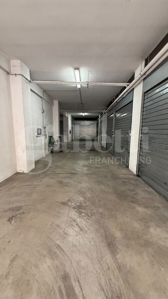 Box/Garage 40mq in vendita a Roma