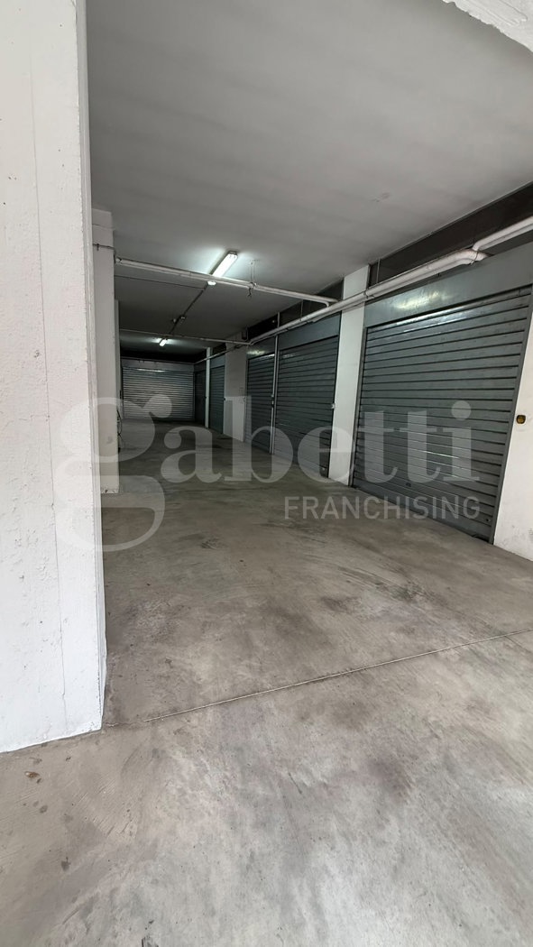 Box/Garage 40mq in vendita a Roma