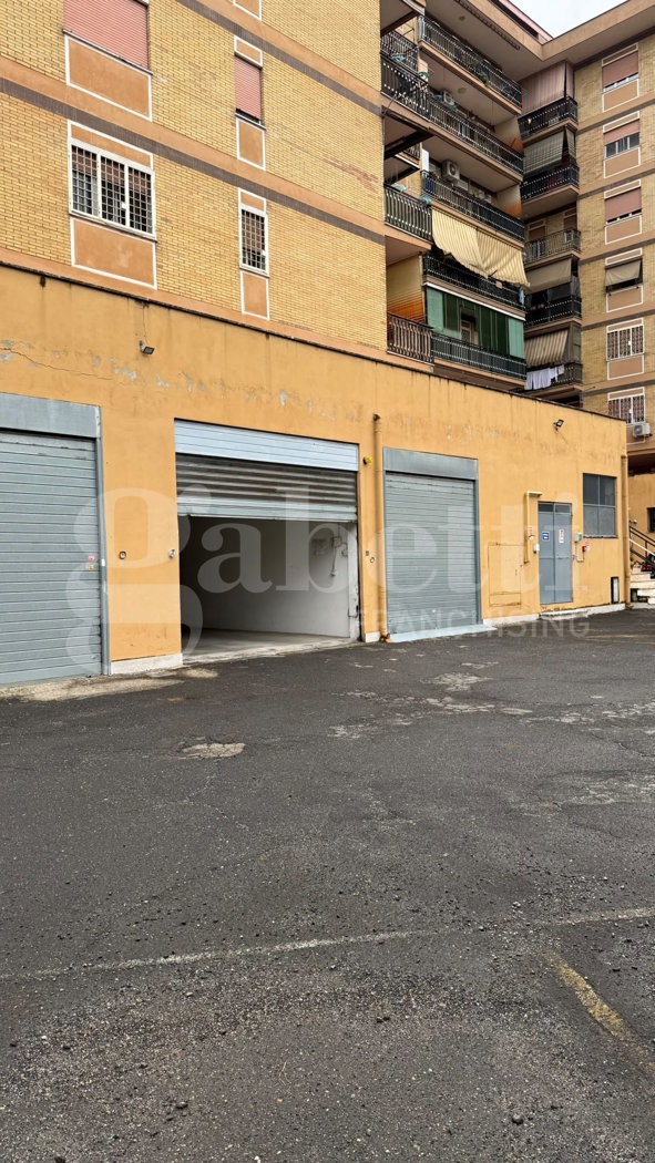 Box/Garage 40mq in vendita a Roma