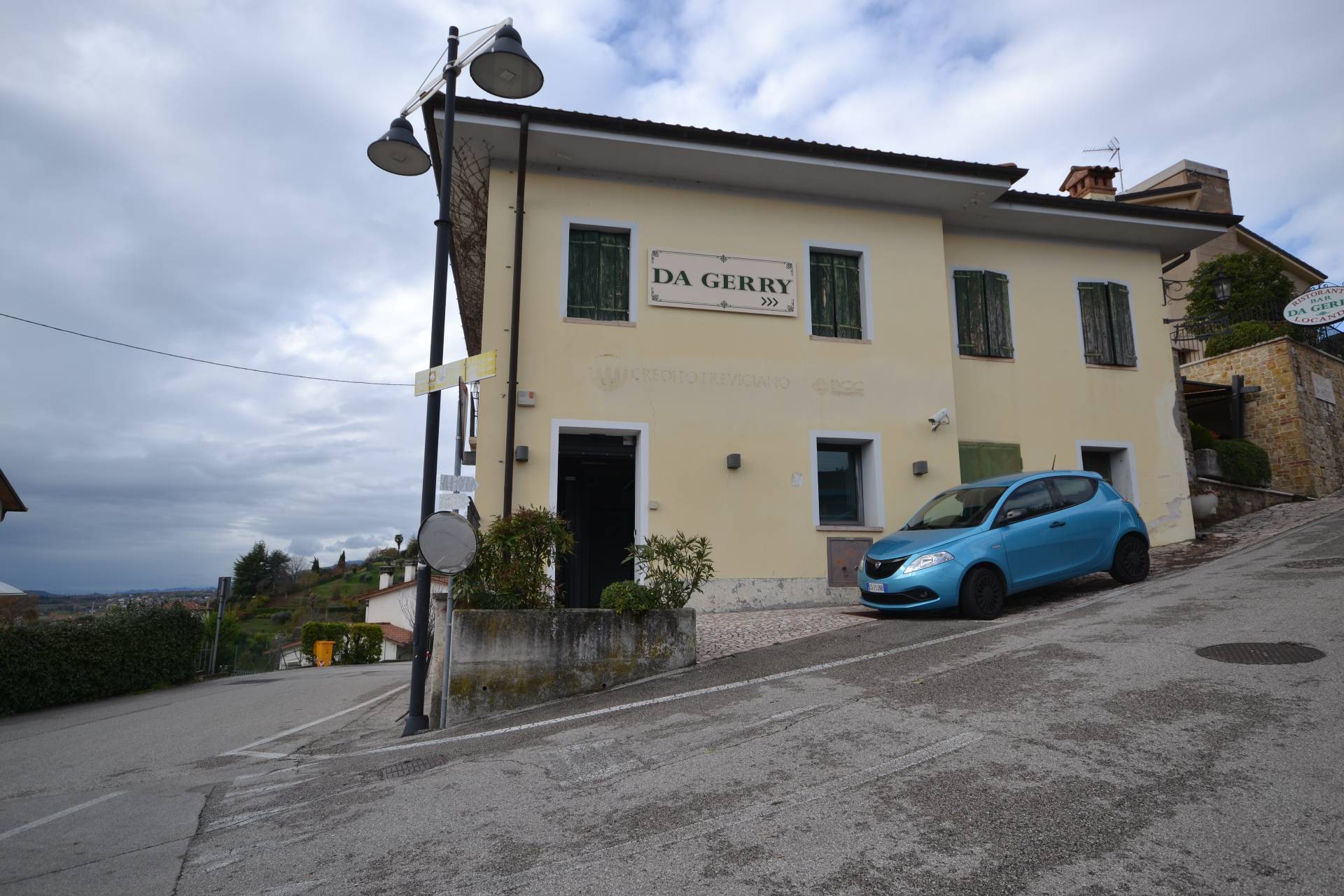 Locale commerciale in affitto a Monfumo, Castelli