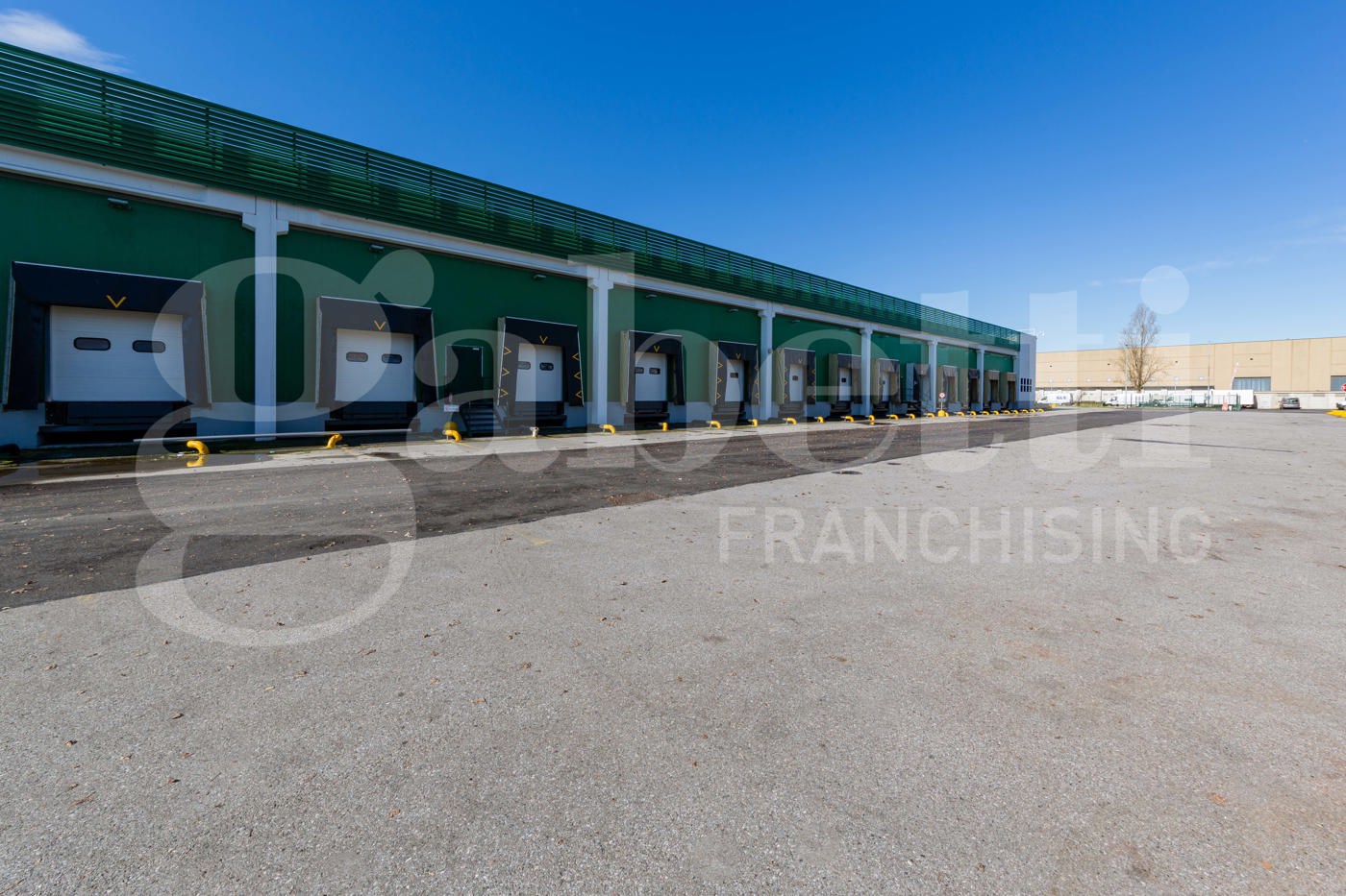 Capannone con box doppio a Milano