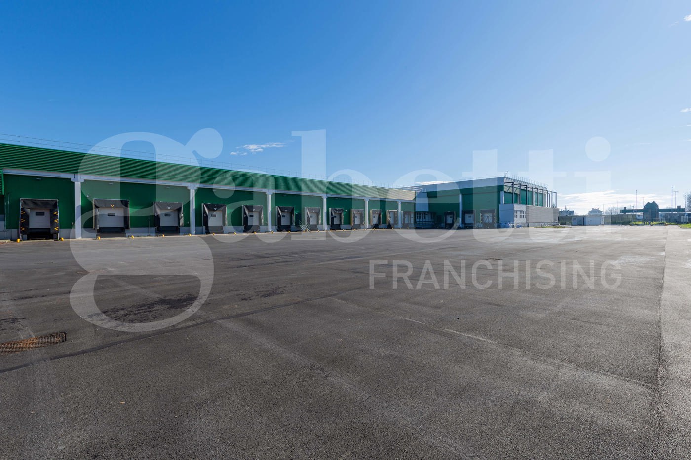 Capannone con box doppio a Milano