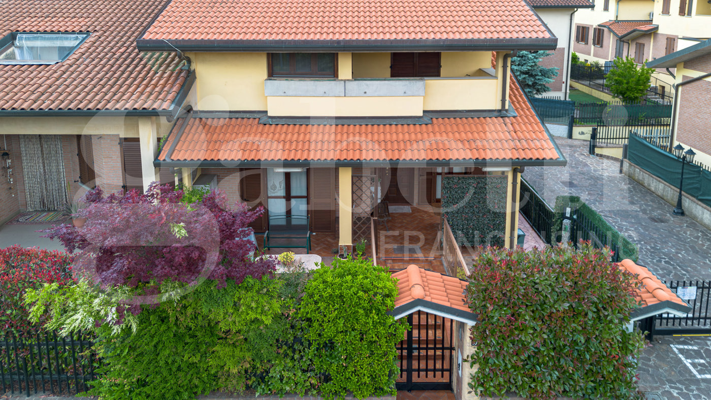 Villa con giardino a Trezzano Rosa