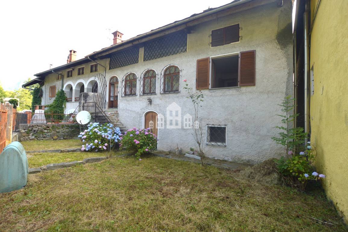 Casa indipendente con box doppio, Valchiusa trausella