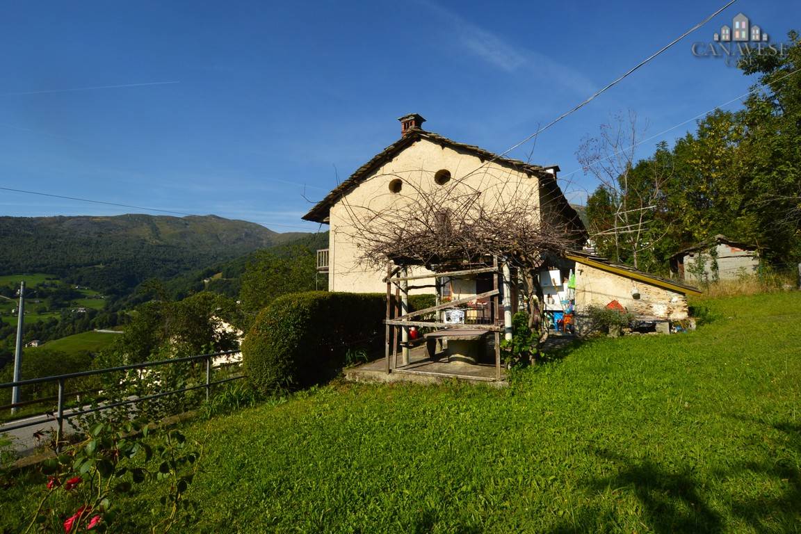 Porzione di bifamiliare in vendita a Traversella