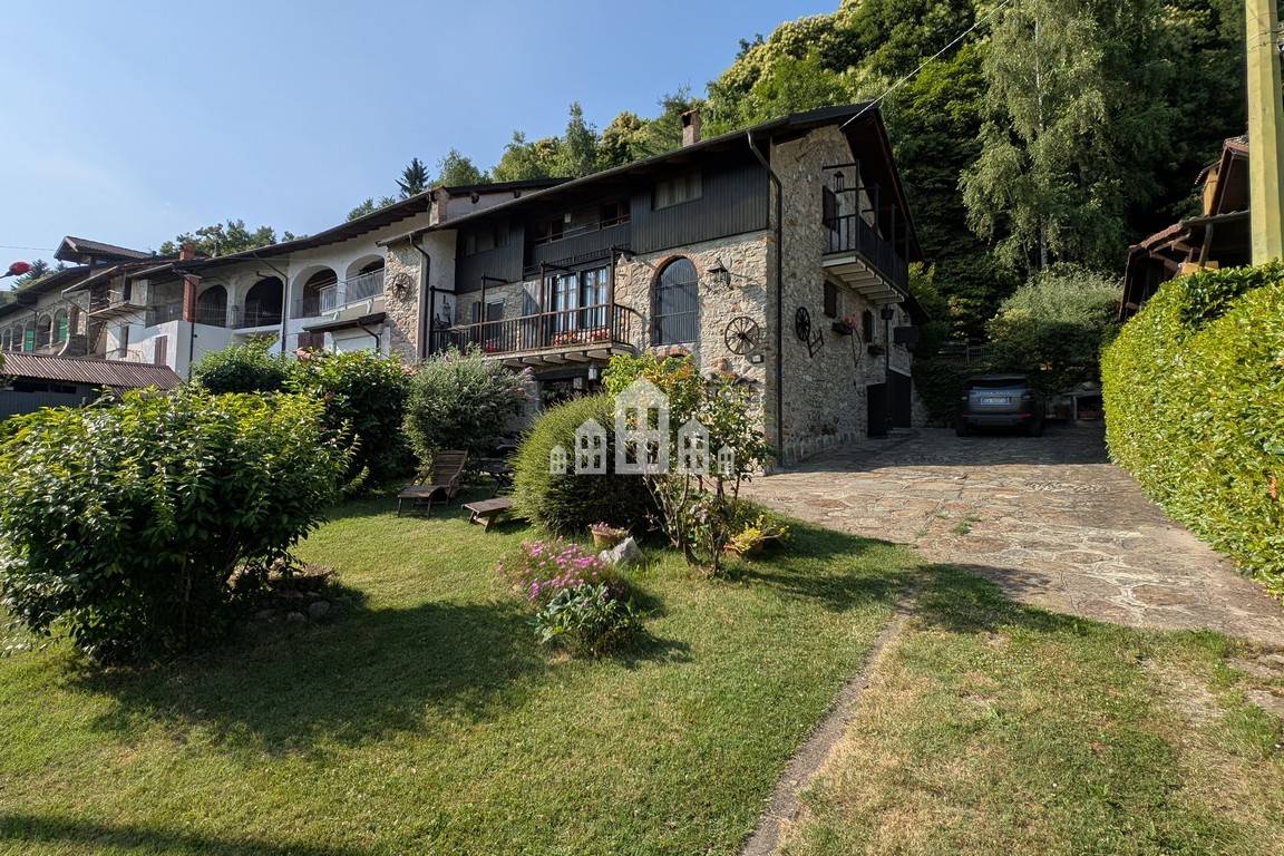 Casa semindipendente in vendita a Andrate