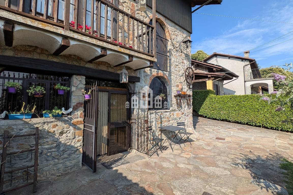 Casa semindipendente in vendita a Andrate