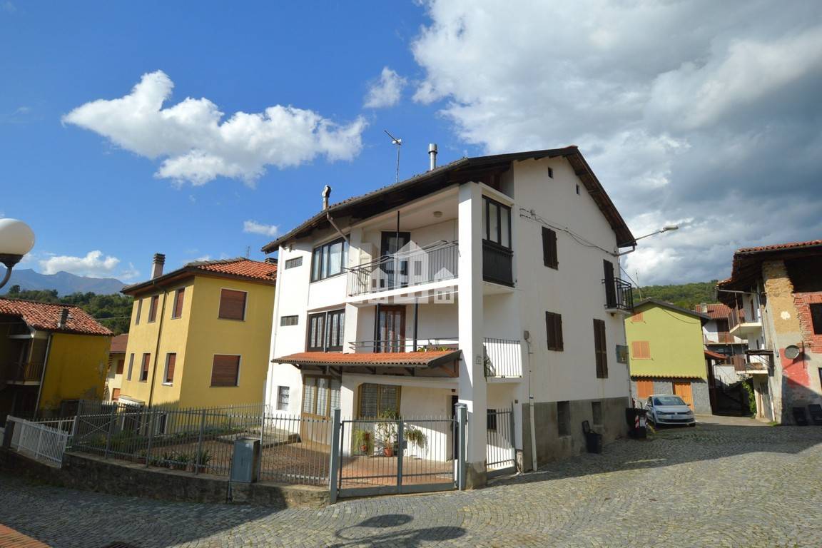 Bifamiliare in vendita a Val di Chy, Lugnacco
