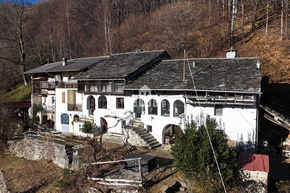 Casa semindipendente in vendita a Valchiusa, Inverso