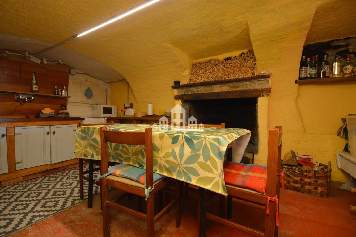 Casa semindipendente in vendita a Valchiusa, Inverso