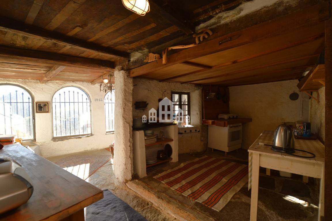 Casa semindipendente in vendita a Valchiusa, Inverso