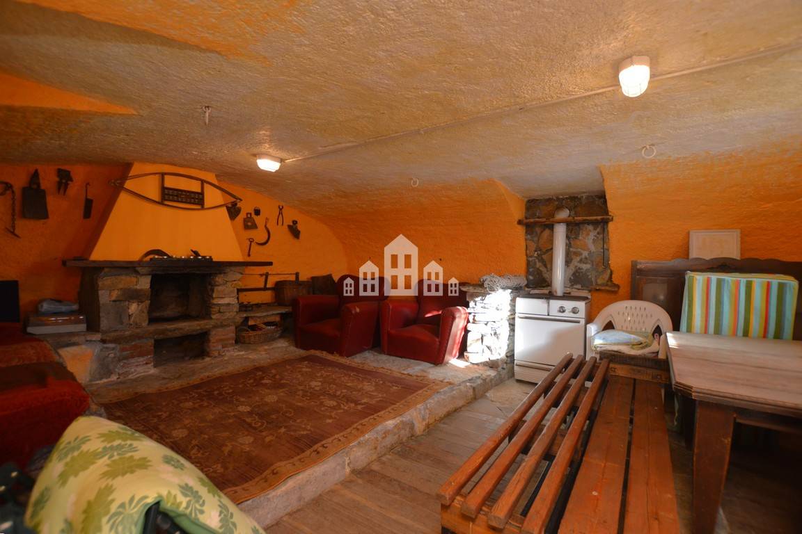 Casa semindipendente in vendita a Valchiusa, Inverso