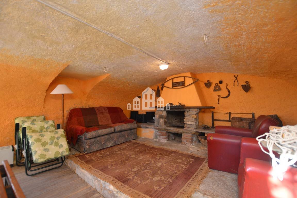 Casa semindipendente in vendita a Valchiusa, Inverso