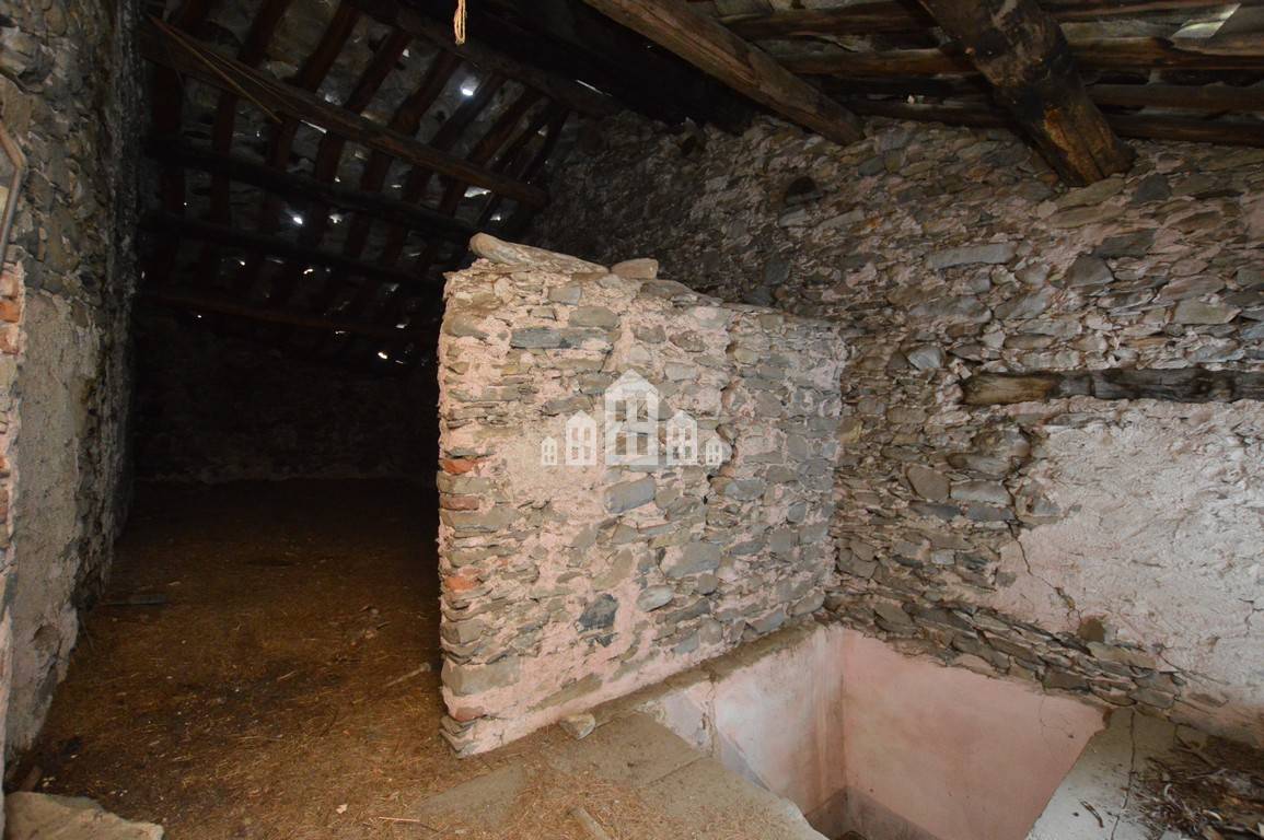 Casa semindipendente in vendita a Valchiusa, Trausella