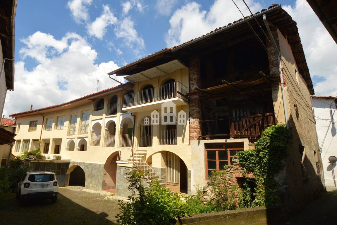 Casa semindipendente in vendita a Val di Chy, Lugnacco