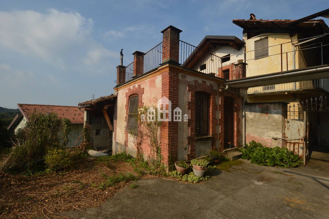 Casa semindipendente in vendita a Val di Chy, Lugnacco