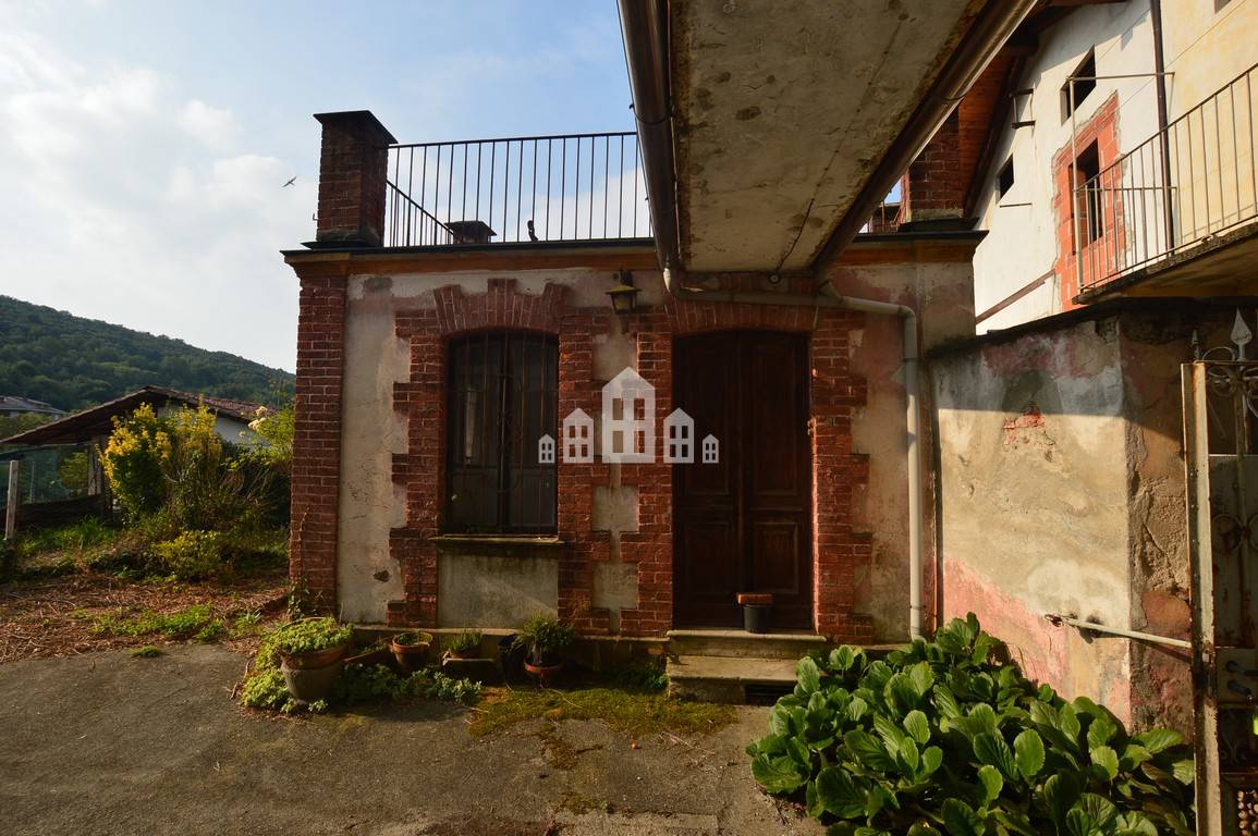Casa semindipendente in vendita a Val di Chy, Lugnacco