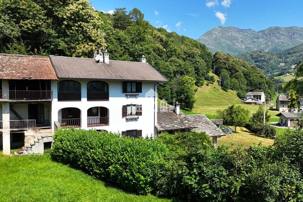 Casa semindipendente in vendita a Valchiusa, Trausella