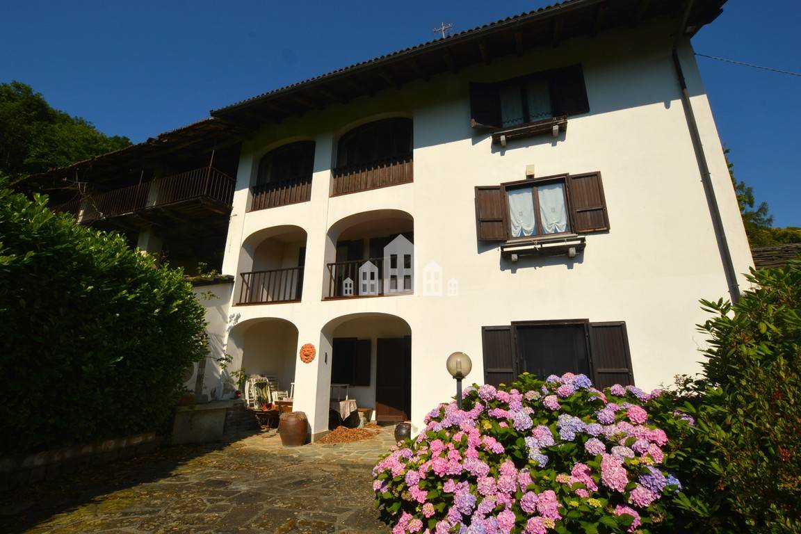 Casa semindipendente in vendita a Valchiusa, Trausella