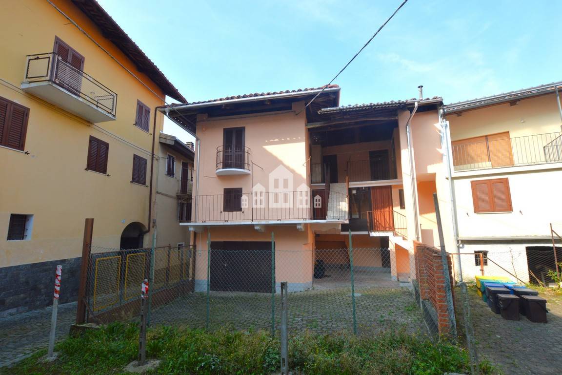 Casa semindipendente in vendita a Val di Chy, Lugnacco
