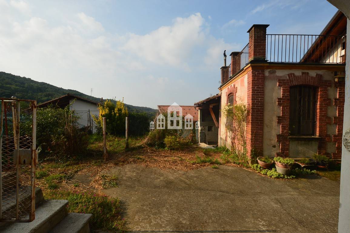 Casa semindipendente in vendita a Val di Chy, Lugnacco