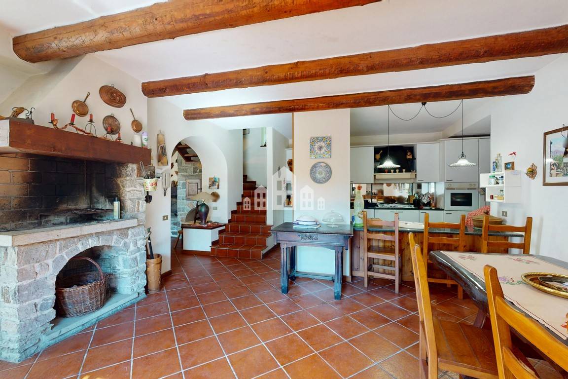 Casa semindipendente in vendita a Valchiusa, Trausella