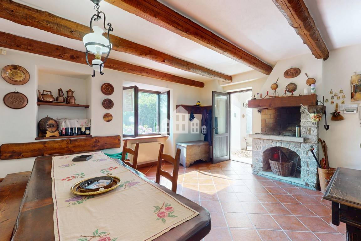 Casa semindipendente in vendita a Valchiusa, Trausella