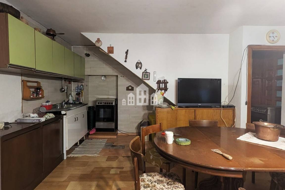 Casa semindipendente in vendita a Valchiusa, Inverso