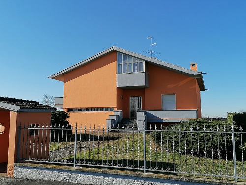 Villa con giardino a Monte Cremasco