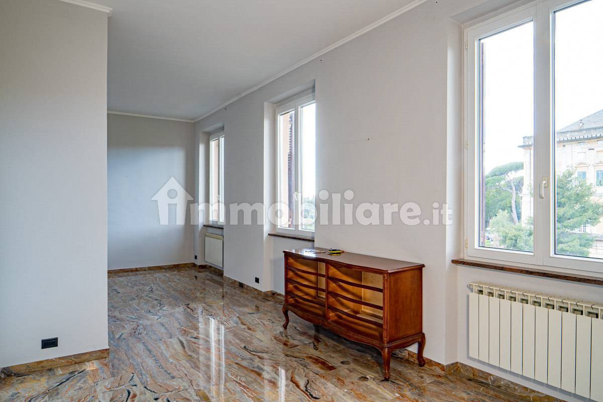 Appartamento con terrazzo in via montezovetto, Genova