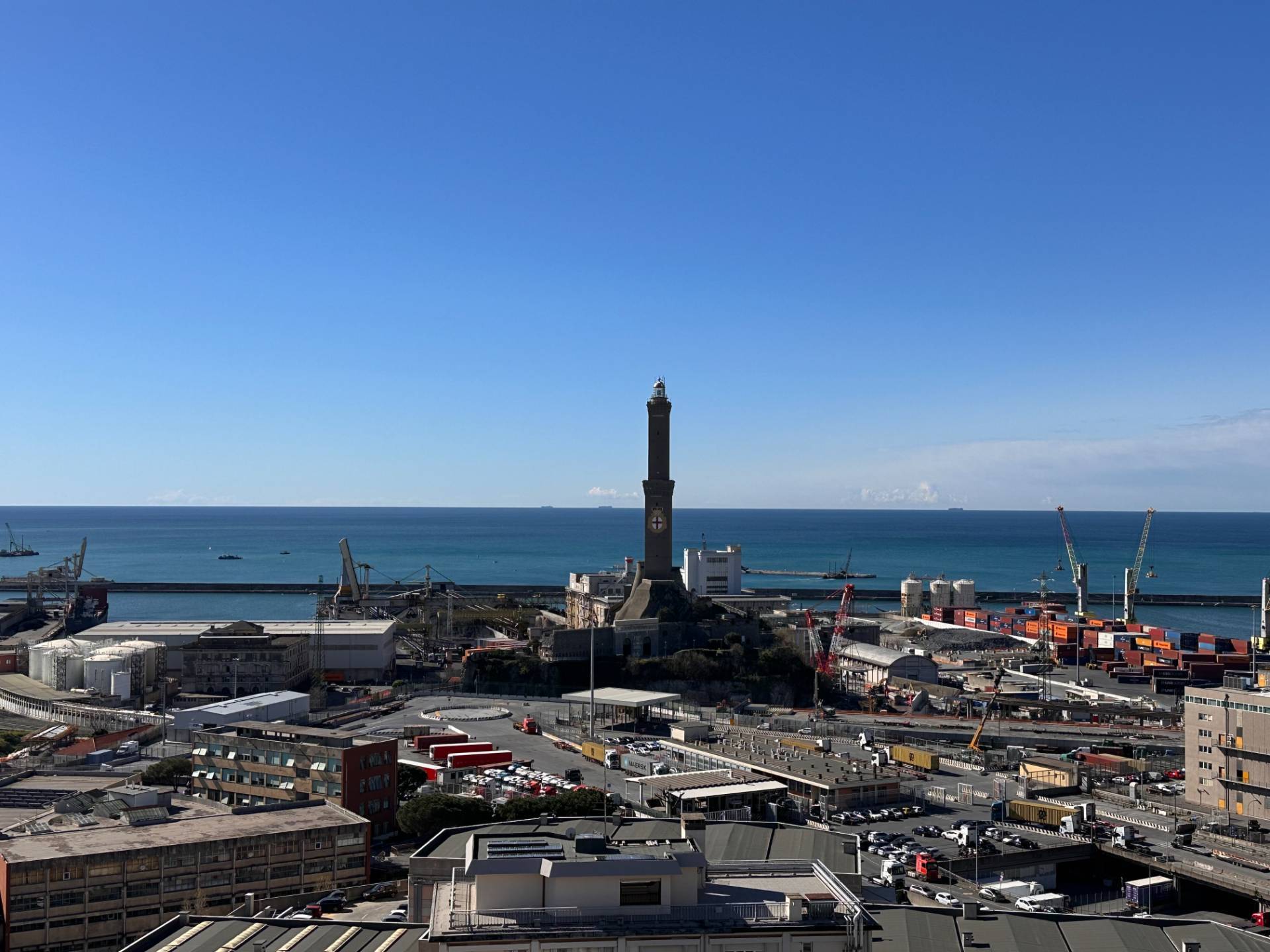 Ufficio con box doppio in piazza roberto baldini, Genova
